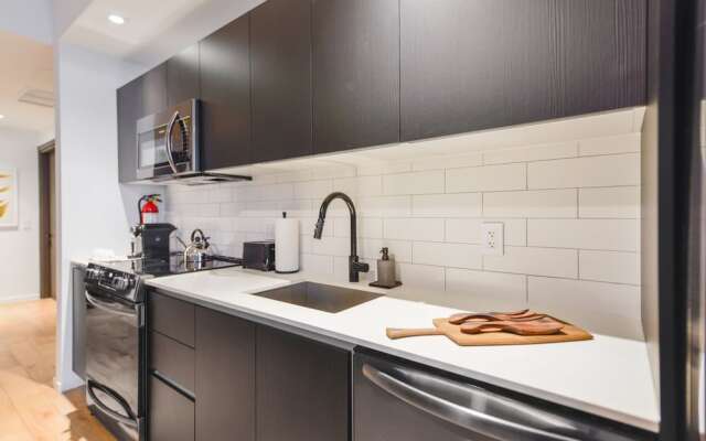 Amazing View Luxury Condo Near Bayside