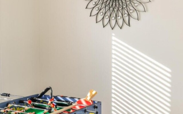 Unique Townhome Private HOT TUB Gym Sauna BBQ Playground Garage