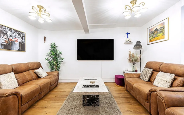 Spacious 4-bed House Near Liverpool St