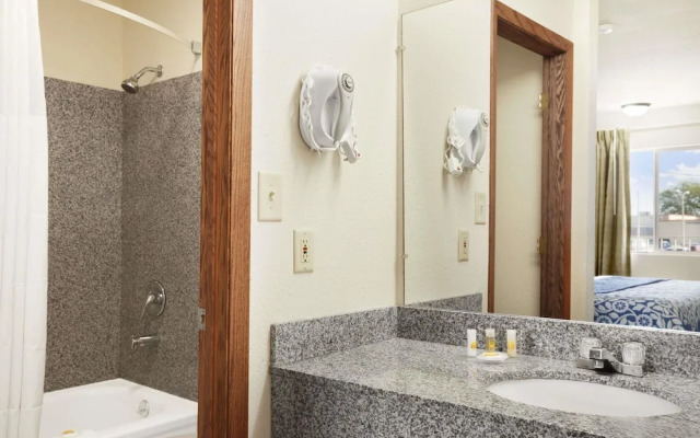 ECONO LODGE INN &amp; SUITES