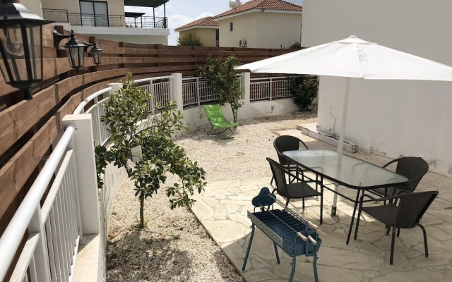 House With 2 Bedrooms in Peyia, With Wonderful sea View, Enclosed Gard