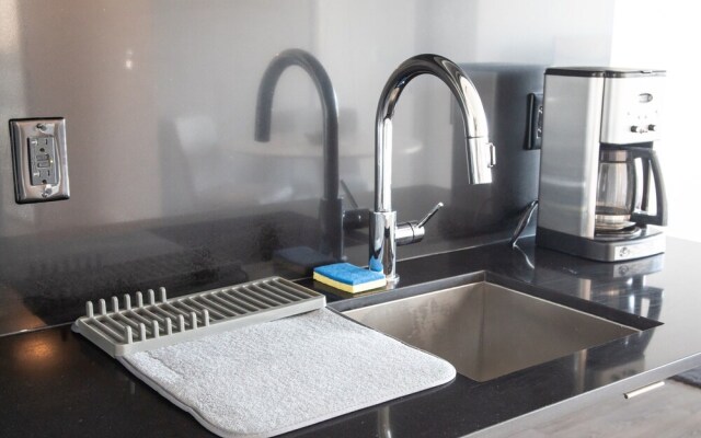 Modern 2 Bedroom Yonge and Eglinton Condo