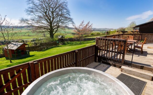 Douglas Fir Lodge With Hot Tub Near Cupar, Fife