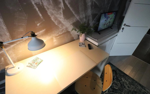 Naomi app,Netflix,between bus and train station