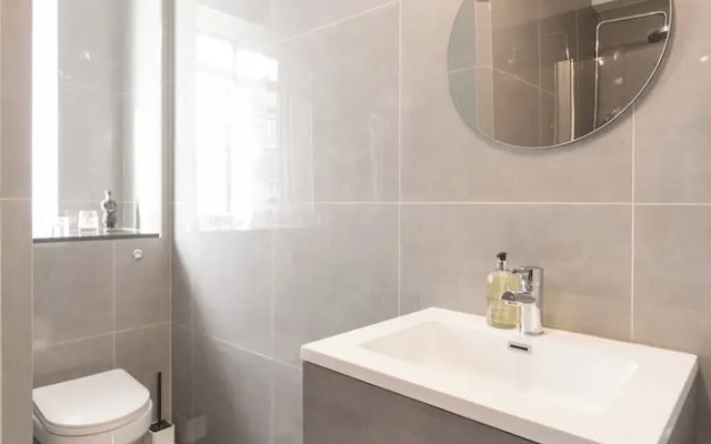 Beautifully Presented Centrally Located Studio apt