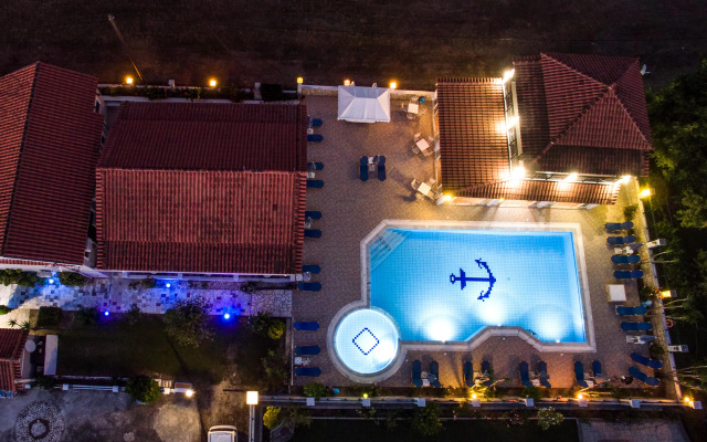 Makis Studios & Apartments