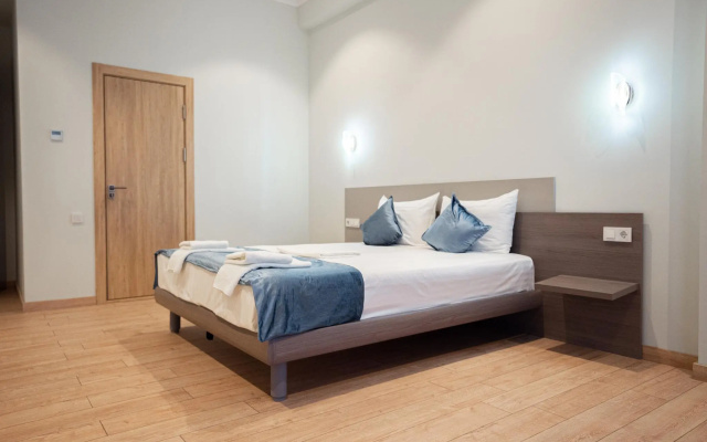 5 Wood Hotel (5 Вуд)
