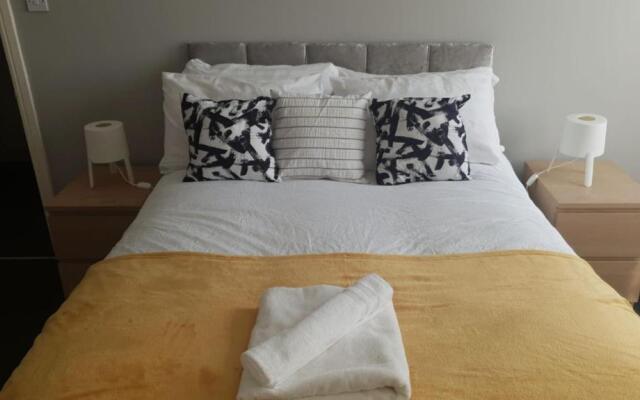 Gateshead's Amethyst 3 Bedroom Apt, Sleeps 6 Guests