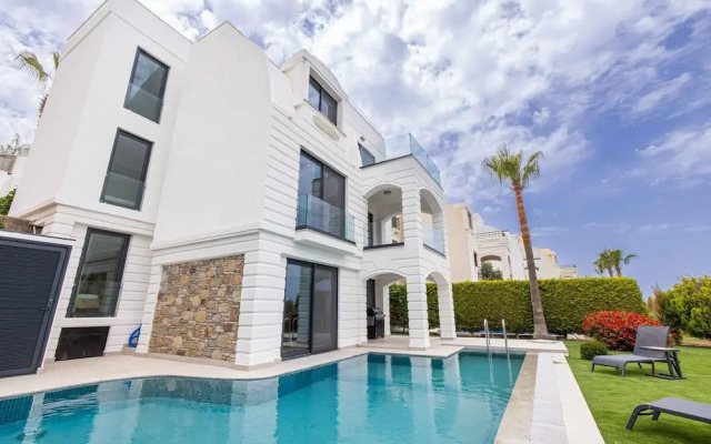 Stunning Villa With Private Pool and Luxuriest Views