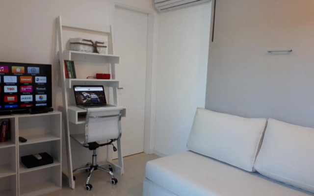 Estudio con parrillero y vista al mar