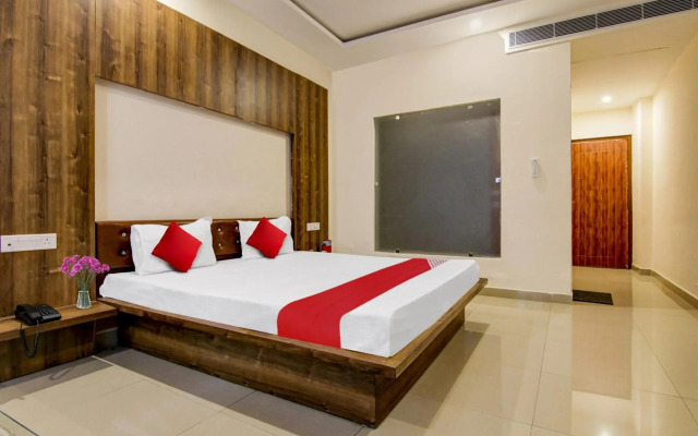 OYO Flagship 80495 Table And Talk