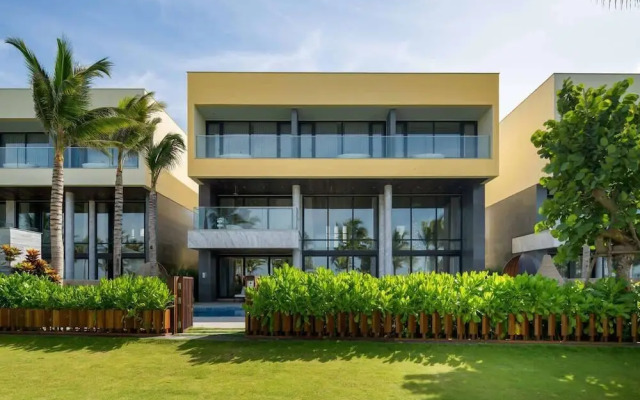 Beachfront Luxury Villa: Your Private Paradise