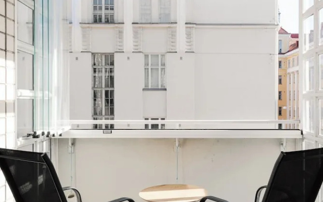 Modern 1BR Apartment with Balcony
