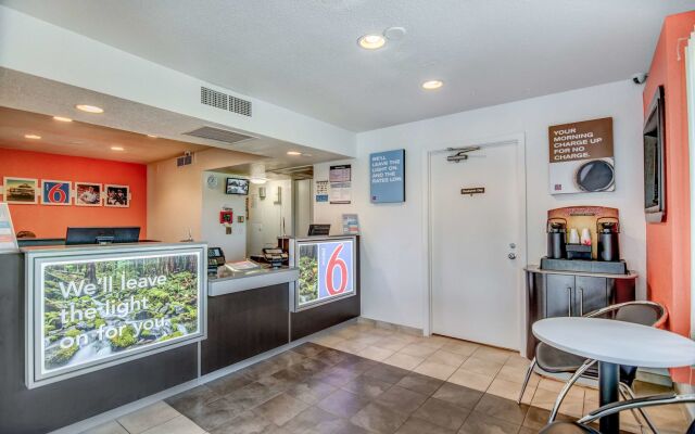 Super 8 by Wyndham Tracy