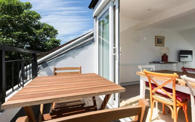 Spacious 3 bedroom flat with terrace