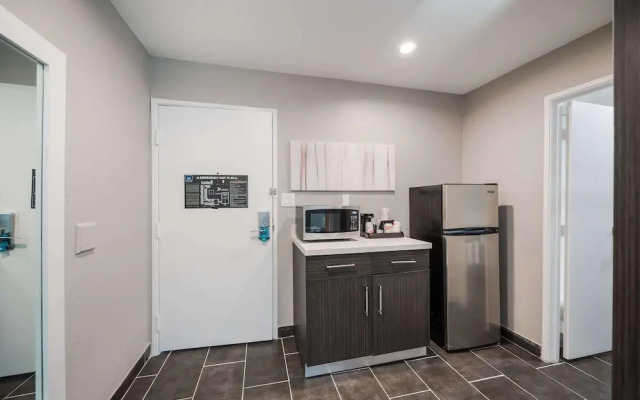 Clarion Pointe Marshall