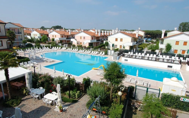 Sun Drenched Seaside Holiday Home with Pool near Venice