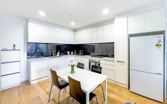 Pride Modern 2BR Apt in Bentleigh Private Garden Free Parking