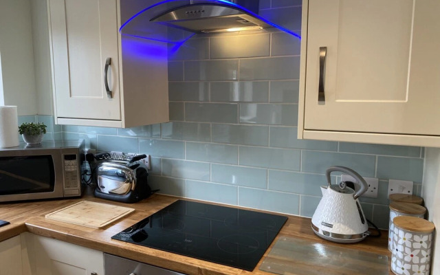 Modern 2-bed House and Parking Tibshelf Derbyshire