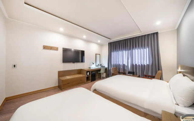 The 7 Business Hotel