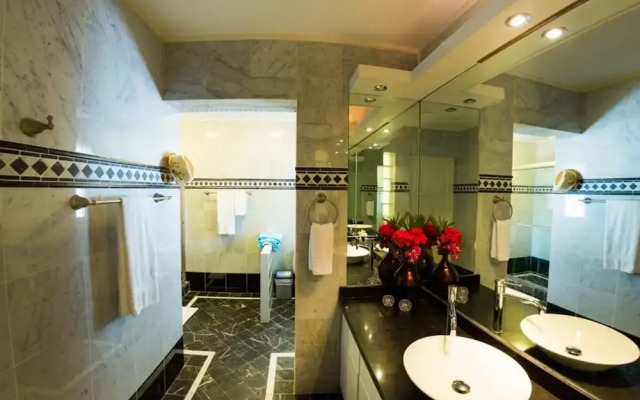 Deluxe Suite Deluxe Suite - Kitchenette- Walk to Marriott Beach