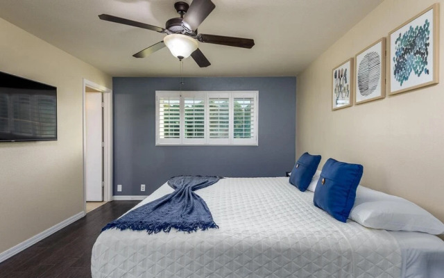 New Spacious Updated 5 Bedroom Home Pool