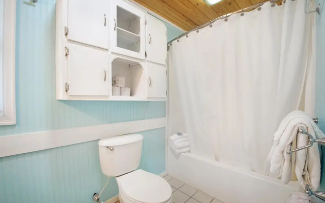 Hot Sand 4 Bedroom Home by RedAwning