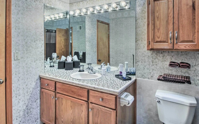 Pet-friendly Kansas City Stay w/ Deck!