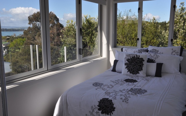 Tiri Cottage - Seaviews in Oneroa – Guest Rooms – Oneroa Bay