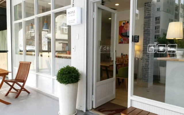 PEOPLE Backpacker Hostel