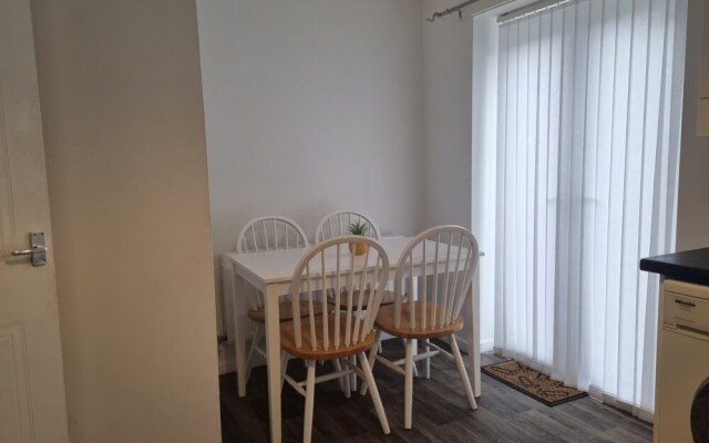 Charming 3-bed House in Leigh Siddow Common