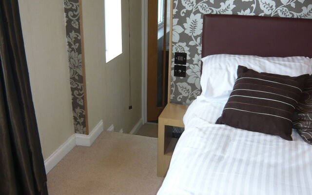 Queenswood Hotel