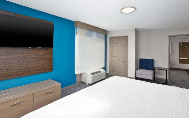 Holiday Inn Express And Suites Milwaukee Nw Park Place by IHG