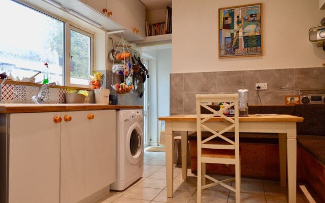 2 Bedroom House in Popular Bristol Neighbourhood