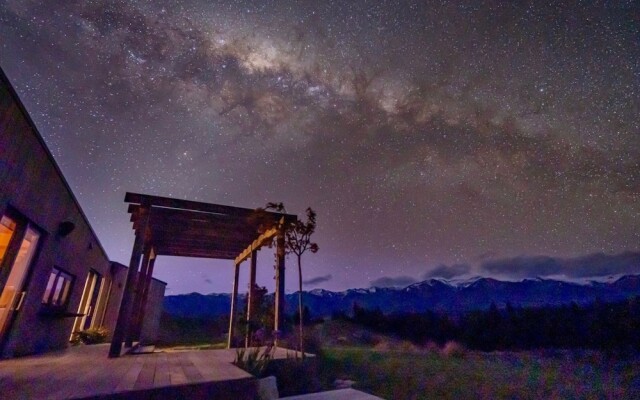 Lake Pukaki - Lake House