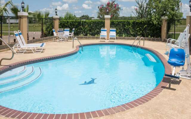 Super 8 by Wyndham Sealy