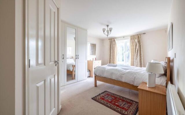 Cosy 2 Bed 2 Bath Central Windsor & Parking