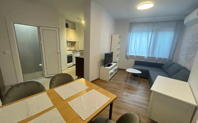 Top Center 2-BR Apartment with lovely Outdoor Area