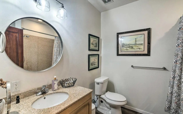 Pool Access, Walk to Beach: Galveston Condo!