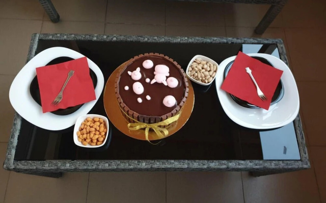 2-bed - Sleeps 4 - With Parking