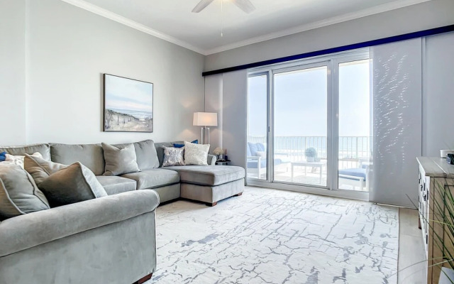High End Luxury Malibu Condominium Beachfront Balcony Overlooking Pool Spa Mb302
