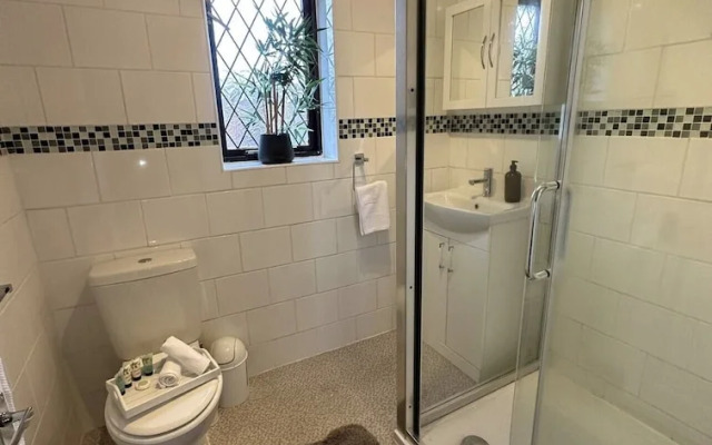 Impeccable 2 bed House Next to Old Trafford
