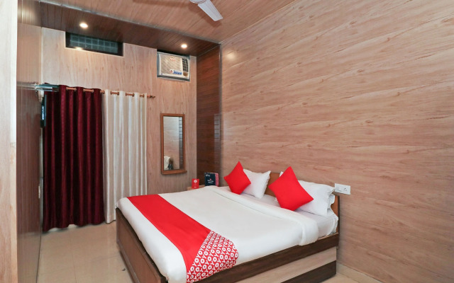 OYO 24700 Hotel Mahalaxmi Palace