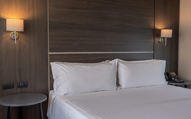 Ola Santiago Providencia, Tapestry Collection by Hilton