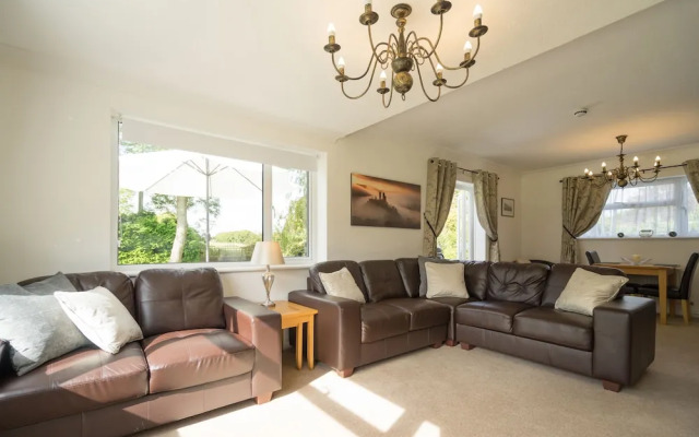 Peveril House, Spacious Eco-friendly Holiday Home