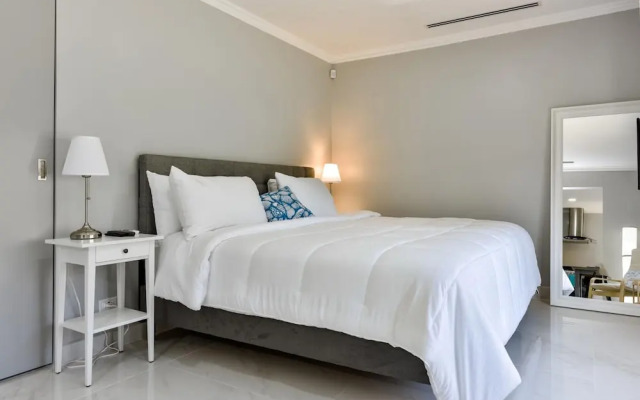 NEW Modern Cozy Studio Walking Distance to Beach