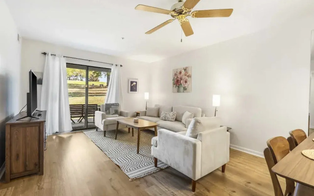 Royal Ridge Modern Condo for 4