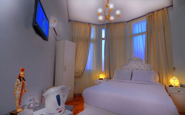 Tahrir Plaza Suites