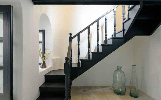 Firalia, Casa In Rock Suites