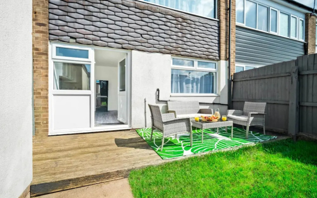 Bright Modern Home Near Birmingham